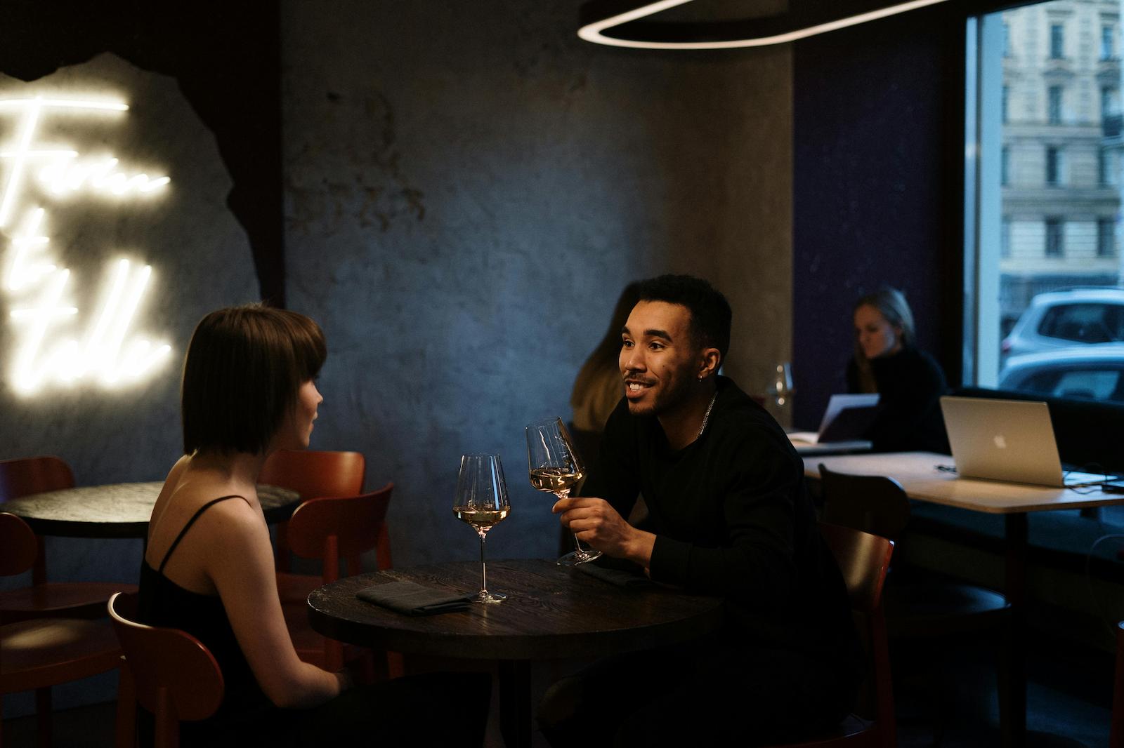 Speed-Dating: Paar an einem Tisch, gemütliche Stimmung